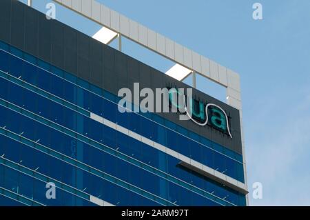 Brisbane, Queensland, Australien - 21. Januar 2020: CUA (Credit Union Australia) Bankschild hängt an der Spitze der Hauptniederlassung in Brisbane, Australien Stockfoto