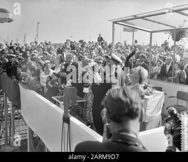 Staatsbesuch von Mohammed Reza Pahlavi, dem Schah von Persien in die Niederlande Beim Start des Tankers 'Mohammed Reza Shah' von Prinzessin Margriet in Anwesenheit des Schahs von Persien. Königin Juliana wagt auf das Schiff Datum: 22. Mai 1959 Schlüsselwörter: Kaiser, Königinnen, Fürsten, startet persönlichen Namen: Bernhard (Prinz Niederlande), Juliana (Königin Niederlande), Margriet (Prinzessin Niederlande), Mohammed Reza Pahlavi (schah Iran) Stockfoto