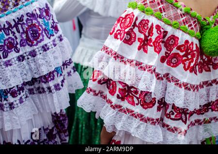 Details der typische Panamaschen Kleid bekannt als pollera. Das Muster ist alles Handarbeit mit verschiedenen Sticktechniken Stockfoto