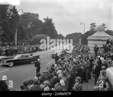 Hochzeitsfeier von Prinz Albert und Prinzessin Paola in Brüssel, das Paar nach der Hochzeitsfeier in der Kirche auf dem Weg zum Palast in Laeken Datum: 2. Juli 1959 Stockfoto
