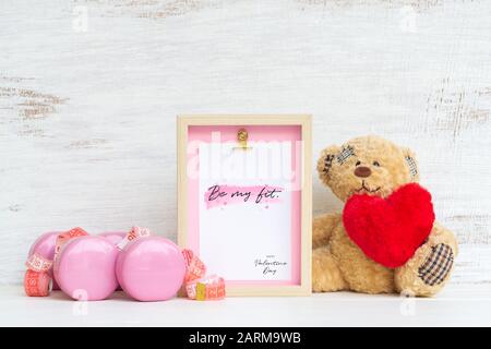 Mockup Bilderrahmen für Fitness gesunder Lebensstil mit Valentinstag & Liebe Saison Hintergrundkonzept. Bilderrahmen mit pinkfarbenen Hanteln, Meas Stockfoto