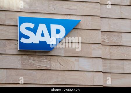 Brisbane, Queensland, Australien - 21. Januar 2020: Das SAP-Logo hängt vor einer Gebäudefassade in Brisbane. SAP ist eine europäische, multinationale Soft-Lösung Stockfoto