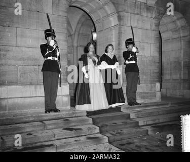 Abfahrt ihrer Königlichen Hoheit Prinzessin Beatrix und Irene zum Theater am 9. Juli 1959 Stockfoto