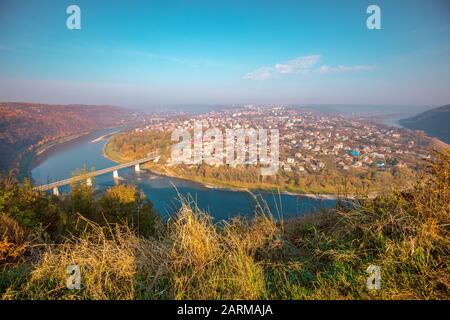 Fantastische urbane Naturlandschaft. Fantastischer Panoramablick auf die Stadt Zalischchyky und den Fluss Dniester an einem sonnigen Herbsttag. Dniester Stockfoto