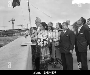 Start der Doppelfädelfähre Krakatau auf der Zaanlandse Shipbouw Mie. Datum: 19. September 1959 Stichwörter: Tewaterlatingen Institutionenname: Zaanlandse Scheepbouw Maatschappij Stockfoto