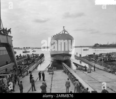 Start der Doppelfädelfähre Krakatau auf der Zaanlandse Shipbouw Mie. Datum: 19. September 1959 Stichwörter: Tewaterlatingen Institutionenname: Zaanlandse Scheepbouw Maatschappij Stockfoto