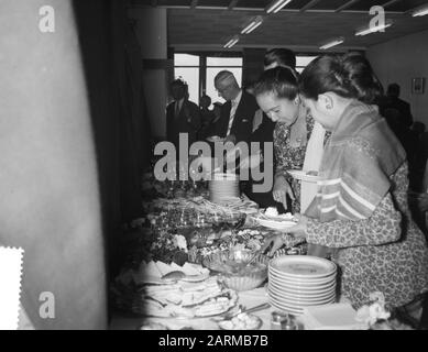 Start der Doppelfädelfähre Krakatau auf der Zaanlandse Shipbouw Mie. Datum: 19. September 1959 Stichwörter: Tewaterlatingen Institutionenname: Zaanlandse Scheepbouw Maatschappij Stockfoto