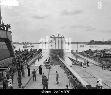 Start der Doppelfädelfähre Krakatau auf der Zaanlandse Shipbouw Mie. Datum: 19. September 1959 Stichwörter: Tewaterlatingen Institutionenname: Zaanlandse Scheepbouw Maatschappij Stockfoto