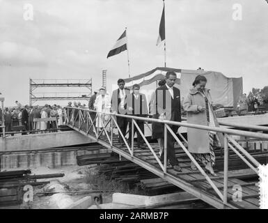 Start der Doppelfädelfähre Krakatau auf der Zaanlandse Shipbouw Mie. Datum: 19. September 1959 Stichwörter: Tewaterlatingen Institutionenname: Zaanlandse Scheepbouw Maatschappij Stockfoto