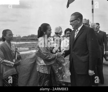 Start der Doppelfädelfähre Krakatau auf der Zaanlandse Shipbouw Mie. Datum: 19. September 1959 Stichwörter: Tewaterlatingen Institutionenname: Zaanlandse Scheepbouw Maatschappij Stockfoto