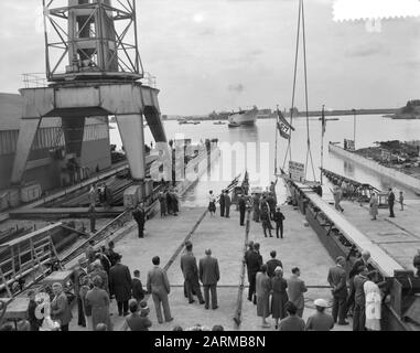 Start der Doppelfädelfähre Krakatau auf der Zaanlandse Shipbouw Mie. Datum: 19. September 1959 Stichwörter: Tewaterlatingen Institutionenname: Zaanlandse Scheepbouw Maatschappij Stockfoto