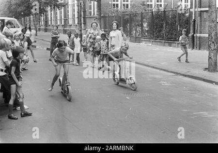 Urlaub, Autopedraces in Spaarndammerbuurt Amsterdam Datum: 13. Juli 1971 Ort: Amsterdam, Noord-Holland Schlüsselwörter: Feiertage Stockfoto