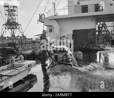 Vorbereitungen für den Segelflug von Willem Barendsz Reinigung des Decks Datum: 2. November 1959 Schlüsselwörter: Reinigung, Vorbereitungen, Deck, Name der Segeleinstellung: MS Willem Barentz Stockfoto