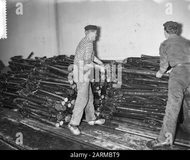 Vorbereitungen für den Segelflug von Willem Barendsz Beglätten der Harpunen Datum: 2. November 1959 Stichwörter: HARPOENS, Vorbereitungen, Verlassen Des Institutsnamens: Frau Willem Barentz Stockfoto