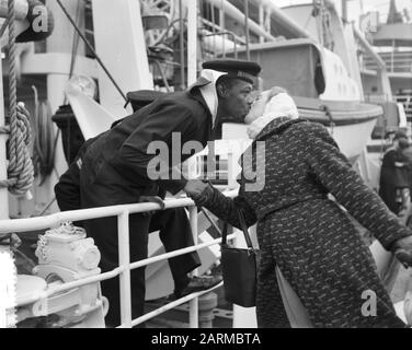 Abgang der Personalabteilung. Frau Dan. Empfang des Schiffes Snellius nach Neuguinea, Abschied nehmen für die große Reise Datum: 3. November 1959 Ort: Neuguinea Schlüsselwörter: Abschied, ABREISE persönlicher Name: HR. Frau Dan. Aufnahmen Schiff 'Snellius' Stockfoto