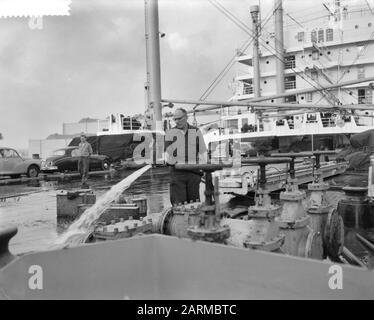 Vorbereitungen für den Segelflug von Willem Barendsz Reinigung des Decks Datum: 2. November 1959 Schlüsselwörter: Reinigung, Vorbereitungen, Deck, Name der Segeleinstellung: MS Willem Barentz Stockfoto