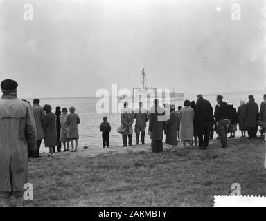 Abgang der Personalabteilung. Frau Dan. Empfang von Schiff Snellius nach Neuguinea Datum: 3. November 1959 Ort: Neuguinea Stichwörter: Abreise persönlicher Name: HR. Frau Dan. Aufnahmen Schiff 'Snellius' Stockfoto