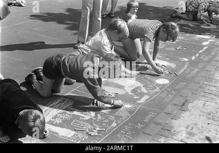 Urlaub, Autopedraces in Spaarndammerbuurt Amsterdam Datum: 13. Juli 1971 Ort: Amsterdam, Noord-Holland Schlüsselwörter: Feiertage Stockfoto