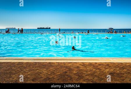 Kapstadt, Südafrika - 4. Februar 2019: Der Sea Point öffnet ein öffentliches Schwimmbad am Ufer von Kapstadt, Südafrika. Stockfoto