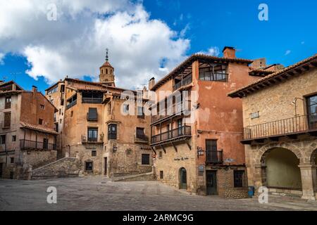 Albarracin, Spanien - 21. Oktober 2019: Straßen von Albarracin, einem malerischen mittelalterlichen Dorf in Aragon, Spanien Stockfoto