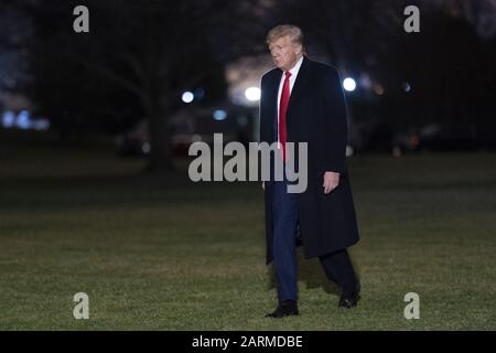 Washington, Vereinigte Staaten. Januar 2020. US-Präsident Donald J. Trump kehrt am Dienstag, 28. Januar 2020, nach einer politischen Kundgebung in Wildwood, New Jersey, ins Weiße Haus in Washington, DC zurück. Foto von Chris Kleponis/UPI Credit: UPI/Alamy Live News Stockfoto