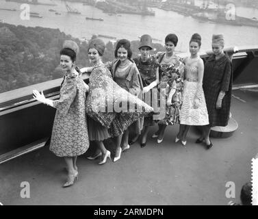 Europäische Mode an der Spitze des Rotterdamer Euromasts, in Koktail-Kleidern gekleidete Mannequins am Euromast Datum: 2. Juni 1960 Ort: Rotterdam, Süd-Holland Schlagwörter: Koktail-Kleider, Mannequins, Modus-Institution-Name: Euromast Stockfoto