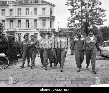 Erste Teilnehmer der Weltmeisterschaft Außenhandel Amsterdam angekommen, Team von Rumänien Datum: 10. Juni 1960 Ort: Amsterdam, Rumänien Schlagwörter: Teilnehmer, Mannschaften, Weltmeisterschaften Stockfoto