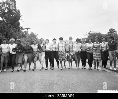 Erste Teilnehmer der Weltmeisterschaft Außenhandel Amsterdam angekommen, Team West- und Ostdeutschland Datum: 10. Juni 1960 Ort: Amsterdam, Deutschland Schlagwörter: Teilnehmer, Mannschaften , Weltmeisterschaften Stockfoto