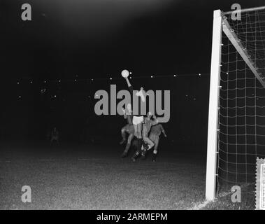 Fußball Amsterdam Auswahl gegen Barcelona. Torhüter Jan Jongbloed in Aktion Datum: 24. August 1960 Ort: Amsterdam Schlagwörter: Sport, Fußball Persönlicher Name: Jongbloed, Jan Institution Name: FC Barcelona Stockfoto