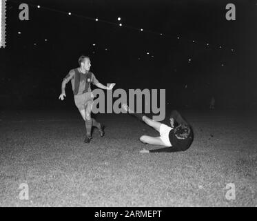 Fußball Amsterdam Auswahl gegen Barcelona. Torhüter Jan Jongbloed und Barcelonas Spieler Justo Tegada Datum: 24. August 1960 Ort: Amsterdam Schlagwörter: Sport, Fußball persönlicher Name: Jongbloed, Jan, Tejada, Justo Institutionname: FC Barcelona Stockfoto