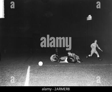 Fußball Amsterdam Auswahl gegen Barcelona, kostenloses Ringen, von l.n. Hans Boskamp, Jan Jongbloed und Sándor Kocsis vor Ort. Richtig Dickes Shenkel? Datum: 24.August 1960 Ort: Amsterdam Schlagwörter: Sport, Fußball Personenname: Boskamp, Hans, Jongbloed, Jan Institutionenname: FC Barcelona Stockfoto