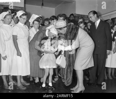Ihre Majestät die Königin besucht das Juliana Children's Hospital in den Haag Datum: 21. September 1960 Ort: Den Haag, South Holland Schlüsselwörter: Queens persönlicher Name: Juliana Children's Hospital Stockfoto