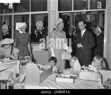 Ihre Majestät die Königin besucht das Juliana Children's Hospital in den Haag Datum: 21. September 1960 Ort: Den Haag, South Holland Schlüsselwörter: Queens persönlicher Name: Juliana Children's Hospital Stockfoto