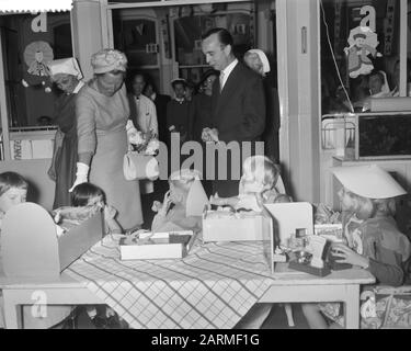 Ihre Majestät die Königin besucht das Juliana Children's Hospital in den Haag Datum: 21. September 1960 Ort: Den Haag, South Holland Schlüsselwörter: Queens persönlicher Name: Juliana Children's Hospital Stockfoto