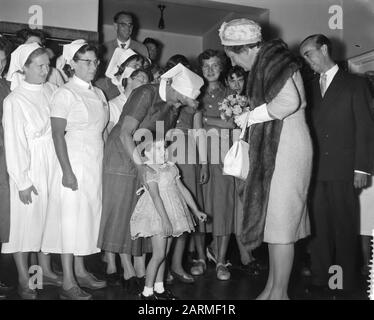 Ihre Majestät die Königin besucht das Juliana Children's Hospital in den Haag Datum: 21. September 1960 Ort: Den Haag, South Holland Schlüsselwörter: Queens persönlicher Name: Juliana Children's Hospital Stockfoto