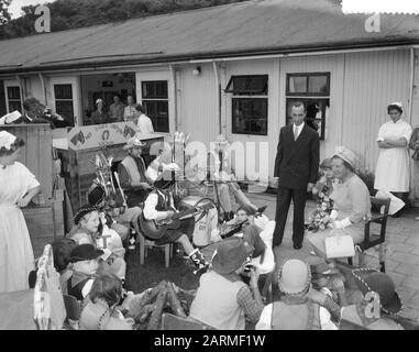 Ihre Majestät die Königin besucht das Juliana Children's Hospital in den Haag, Ihre Majestät die Königin hört auf Datum: 21. September 1960 Ort: Den Haag, Zuid-Holland Schlüsselwörter: Cowboysongs, Königinnen persönlicher Name: Juliana Children's Hospital Stockfoto