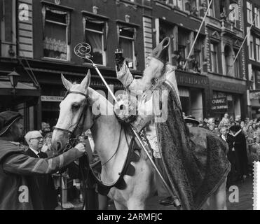 Eintrag St. Nicholas in Amsterdam, St. Nicolaas am Dam Datum: 19. November 1960 Ort: Amsterdam, Noord-Holland Schlüsselwörter: Entractions persönlicher Name: Sinterklaas Stockfoto