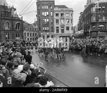 Eintrag St. Nicholas in Amsterdam, St. Nicolaas am Dam Datum: 19. November 1960 Ort: Amsterdam, Noord-Holland Schlüsselwörter: Entractions persönlicher Name: Sinterklaas Stockfoto