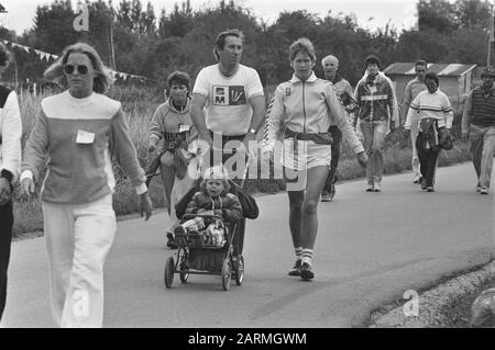 Vier Tage van Nijmegen, 1. Tag; Paar mit Kinderwagen Datum: 17. Juli 1984 Ort: Nijmegen Schlüsselwörter: VIEDAAGES Stockfoto