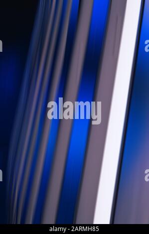 Leuchtend geneigte leuchtende Linien mit weißem Streifen im Vorderteil Stockfoto