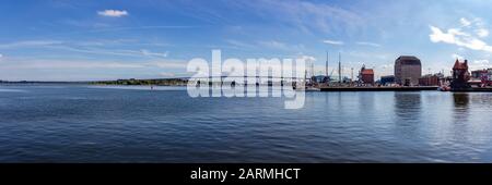 Panoramaaussicht auf den Hafen von Stralsung mit einer Brücke in der Rückrunde, Deutschland Stockfoto