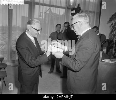 Preisverleihung Pierre Bayle Preis an W. Jos de Gruyter Datum: 27. April 1961 Schlagwörter: Auszeichnungen Personenname: W. Jos de Gruyter Stockfoto