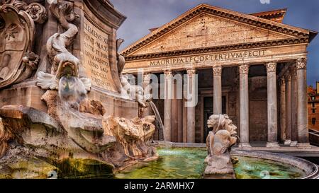 Pantheon in Rom Italien mit dem Fontana del Pantheon-Brunnen im Vordergrund Stockfoto