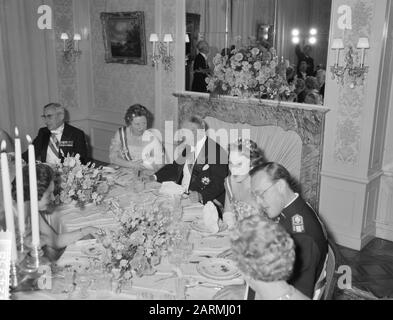 Gala-Dinner in der Botschaft Österreichs. Königin Juliana, Prinzessin Beatrix und Prinz Bernhard am Tisch Datum: 18. Mai 1961 Stichworte: Galadiner, Name der Tischperson: Beatrix, Prinzessin, Bernhard, Prinz, Juliana, Königin Stockfoto