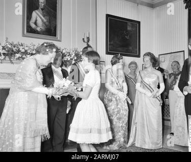 Gala-Dinner in der Botschaft Österreichs. Angebot Blumen bis zum Queen Date: 18. Mai 1961 Schlüsselwörter: Blumen, Gala-Abendessen, Angebote, Königinnen Stockfoto