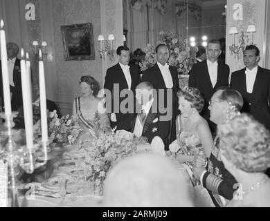 Gala-Dinner in der Botschaft Österreichs; Königin Juliana, Prinzessin Beatrix und Prinz Bernhard am Tisch Datum: 18. Mai 1961 Stichwörter: Galadinner, Tische persönlicher Name: Beatrix, Prinzessin, Bernhard, Fürst, Juliana, Königin Stockfoto