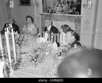 Gala-Dinner in der Botschaft Österreichs. Königin Juliana, scharf, Beatrix und Prins Bernhard am Tisch Datum: 18. Mai 1961 Schlagwörter: Galadiner, Tische persönlicher Name: Beatrix, Prinzessin, Bernhard (Prinz Niederlande), Juliana (Königin Niederlande) Stockfoto