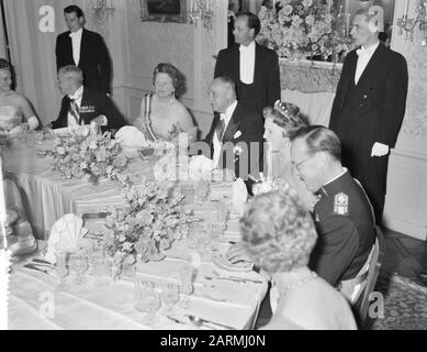 Gala-Dinner in der Botschaft Österreichs. Königin Juliana, scharf, Beatrix und Prins Bernhard am Tisch Datum: 18. Mai 1961 Schlagwörter: Galadiner, Tische persönlicher Name: Beatrix, Prinzessin, Bernhard (Prinz Niederlande), Juliana (Königin Niederlande) Stockfoto