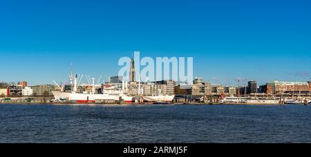 Panorama/Skyline des Hamburger Hafens von der gegenüberliegenden Elbseite mit der Michel-Kirche, dem Fernsehturm und dem Museumsschiff Cap San Diego Stockfoto