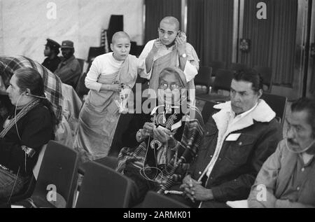 Vierter Russel Tribunal über die Rechte von Indianern in Amerika in De Doelen in Rotterdam, Navajo-Indianer mit buddhistischen Monks Datum: 24. November 1980 Ort: Rotterdam, Zuid-Holland Schlüsselwörter: INDIANER, MONKS Institutionenname: Doelen, The, Russell Tribunal Stockfoto